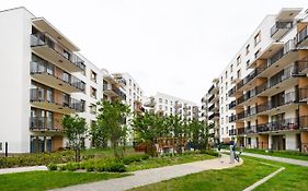 Wola Skwer Sunny Apartment By Bookinghost